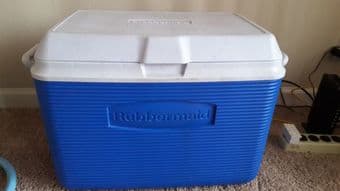 ice cooler (Rubbermaid) 1
