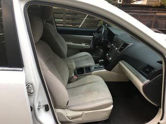 2013 White Subaru Outback 2.5i Premium 2