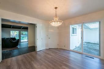 Beautiful house, spacious room with young professionals 2