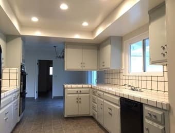 Beautiful house, spacious room with young professionals 3