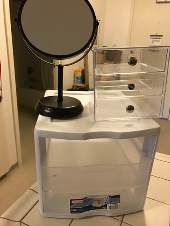 On campus sell. Lamps, mirror, jewelry box----5 dollars each 1