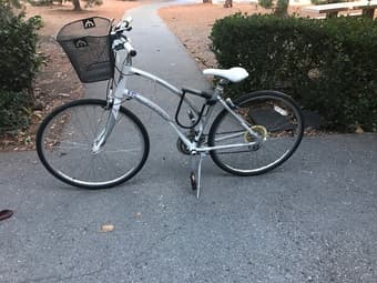 Women's Electra Bike (and U-Lock) 1