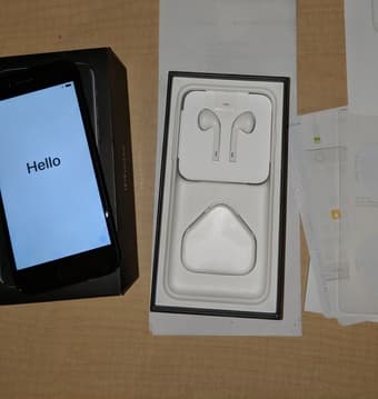 Mint Condition Unlocked iPhone 7 (128 GB) in Jet Black + Spigen Case 2