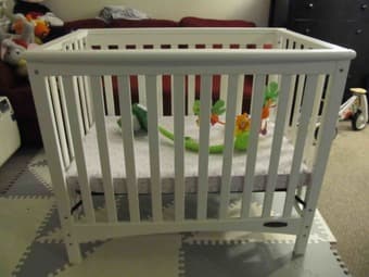 Child Craft London 2-in-1 Mini-Crib + mattress + mobile 1