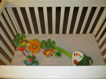 Child Craft London 2-in-1 Mini-Crib + mattress + mobile 2