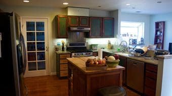 Comfortable bedroom in a 3-bed, 2-bath house in Redwood City for Dec. 2