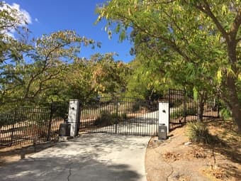 Room with private BA in a beautiful 5BR house, 8min from campus center 1