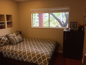 Room with private BA in a beautiful 5BR house, 8min from campus center 2