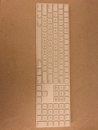 Wireless apple magic keyboard with numeric keypad, almost new! 1