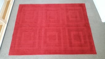 Synthetic red rug, 3 x 5 ft 1