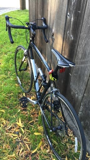 GIANT road bike (ML size) in excellent condition w/ bikelight and lock 2