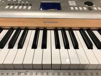 Yamaha YPG-625 8-Key Weighted Action Portable Digital Piano w/ Stand 3