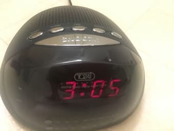 cheap functional digital alarm clock and radio 2