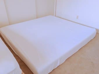 Mattress (king size×1)+ sheets+two pillows 3