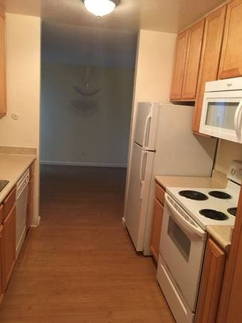 Large room w/ private bath in 2b2b apt close to Stanford 1
