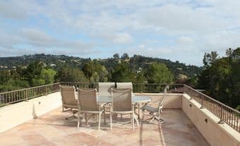 ROOMS AVAILABLE, FLEXIBLE STAY, AWESOME HOUSE UP IN THE HILLS 3