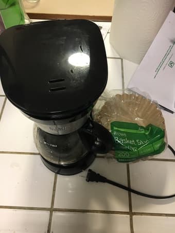 5-cups Coffee maker with coffe filters. 3
