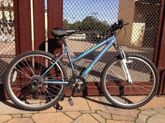 18-Speed Granite Peak Roadmaster Bicycle with Front Shock Absorbers 1