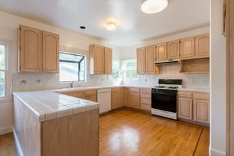 Friendly roommates - housing for young professionals! 1