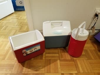 Picnic boxes and a thermos 1