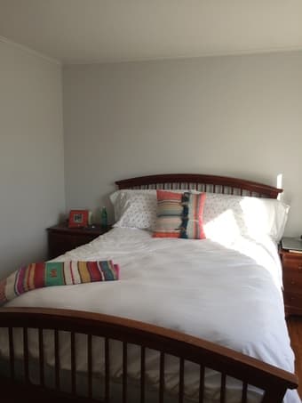 Sunny room available for rent (furnished) 3