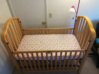 Baby stuff---Simmons Crib with mattress, crib mobile 2