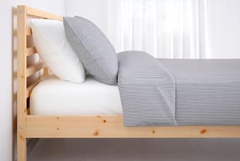 Twin wooden Bed with slates 1