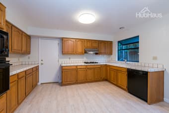 Fantastic housing with great roommates - the bomb dot com! 2