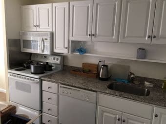 斯坦福医院旁高档小区Oak Creek Apartment 1B1B中的卧室或客厅出租 3