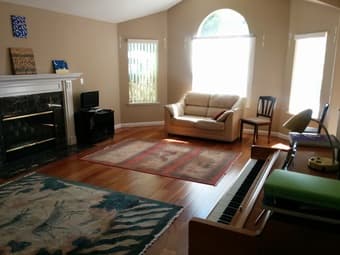Spacious bedroom for rent in shared house - all utilities included 2