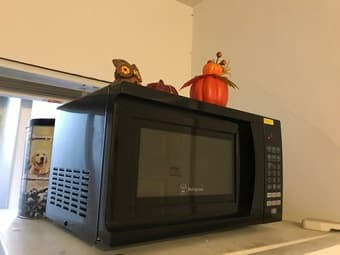 Westinghouse Microwave 700 Watt (Like new condition) 1