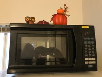 Westinghouse Microwave 700 Watt (Like new condition) 2