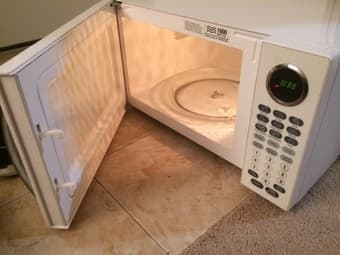 Oster Microwave Oven in Very Good Condition 1