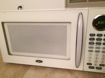 Oster Microwave Oven in Very Good Condition 2