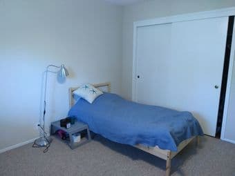 Large, sunny room in spacious apt, walk to Stanford! Avail. April 10th 3