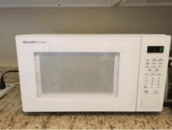 Moving out sale : Microwave 1