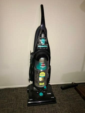 Used bagless vacuum cleaner - Bissell Cleanview Helix 1