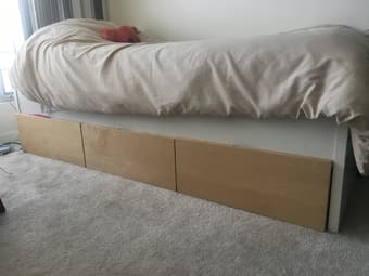 Selling a bed with storage drawers 1