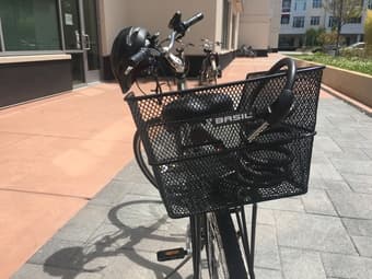 Bike with basket, lock, bike lights, helmet 4