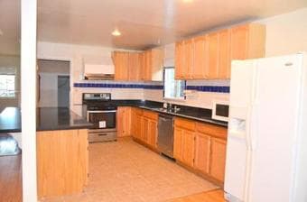 Room in lovely EPA home - June - July 3