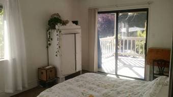 Sunny Spacious Room, Private Bathroom in RWC 1