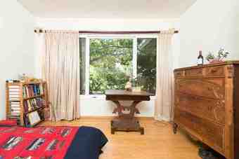 Large sunny room with private bathroom, has swimming pool 1