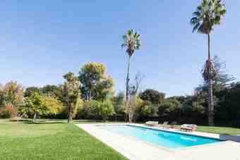 Large sunny room with private bathroom, has swimming pool 2