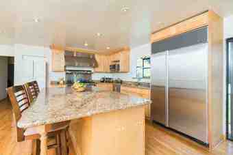 Large sunny room with private bathroom, has swimming pool 3