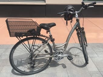 Bike with basket, lock, bike lights, helmet 3