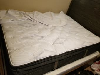 SELLING BRAND NEW QUEEN MATTRESS FOR CHEAP 2