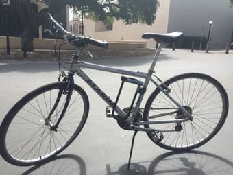 Marin hybrid bike with big kryptonite lock 1