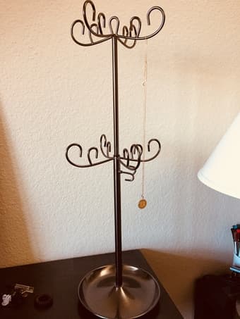 Umbra Adjustable Jewelry Stand 1