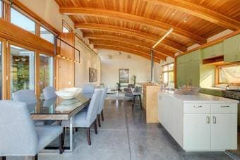 Bright bedroom located in Redwood City, comes all included. 3
