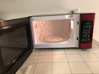 Moving Sale: 1000W Microwave 2